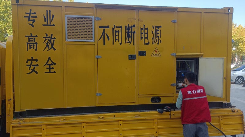 连山柴油发电机组和UPS电源配合使用时，如何避免切换过程中的电力中断？